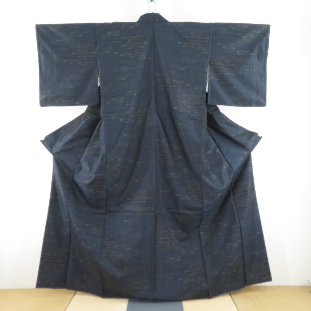 紬 着物 大島紬 霧模様 黒色ｘ紺色ｘ緑色 袷 広衿 正絹 カジュアル 仕立て上がり着物 身丈160cm 【キモノオフ野々市若松店】 紬 着物 大島紬 霧模様 黒色x紺色x緑色 袷 広衿 正絹 カジュアル