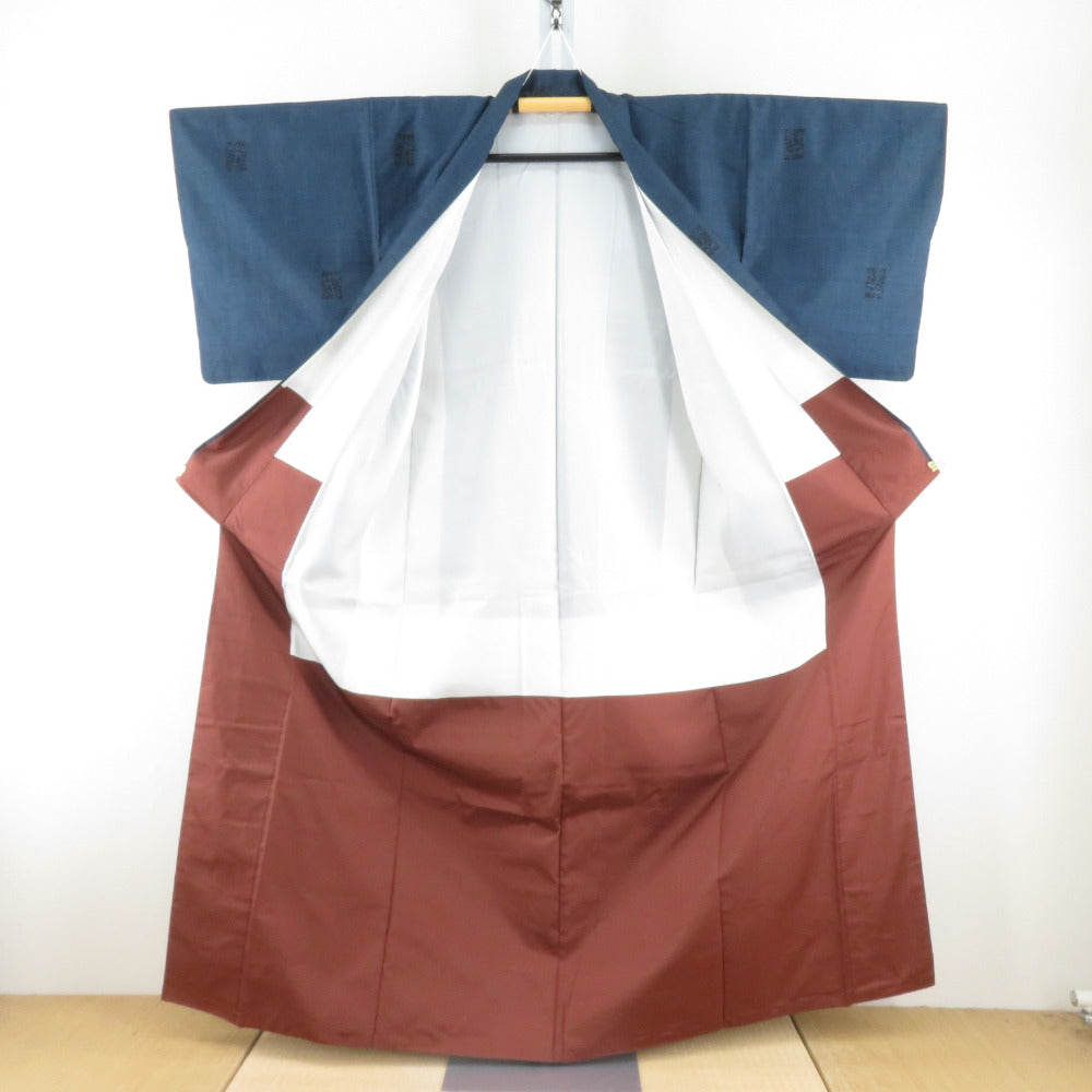 紬 着物 大島紬 ブロックに植物模様 紺色ｘ黒色 袷 広衿 正絹 カジュアル 仕立て上がり着物 身丈158cm 【キモノオフ野々市若松店】 紬 着物 大島紬 ブロックに植物模様 紺色x黒色 袷 広衿 正絹