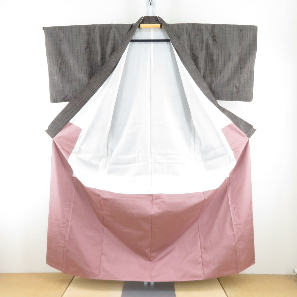 紬 着物 大島紬 縦縞に紅葉模様 茶色ｘ紫色 袷 バチ衿 正絹 カジュアル 仕立て上がり着物 身丈157cm 【キモノオフ野々市若松店】 紬 着物 大島紬 縦縞に紅葉模様 茶色x紫色 袷 バチ衿 正絹 カジュアル