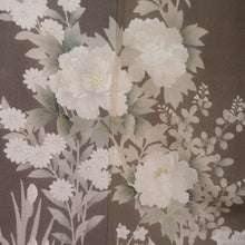 Load image into Gallery viewer, 訪問着 縮緬 茶色ｘベージュピンク色 花紋様 刺繍入り 箔入り 広衿 正絹 仕立て上がり着物 身丈163cm