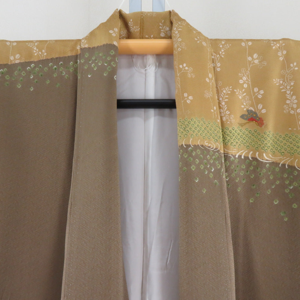 訪問着 絞り 刺繍入り 茶色x辛子色 蝶々と流水に萩紋様 一つ紋 パール 