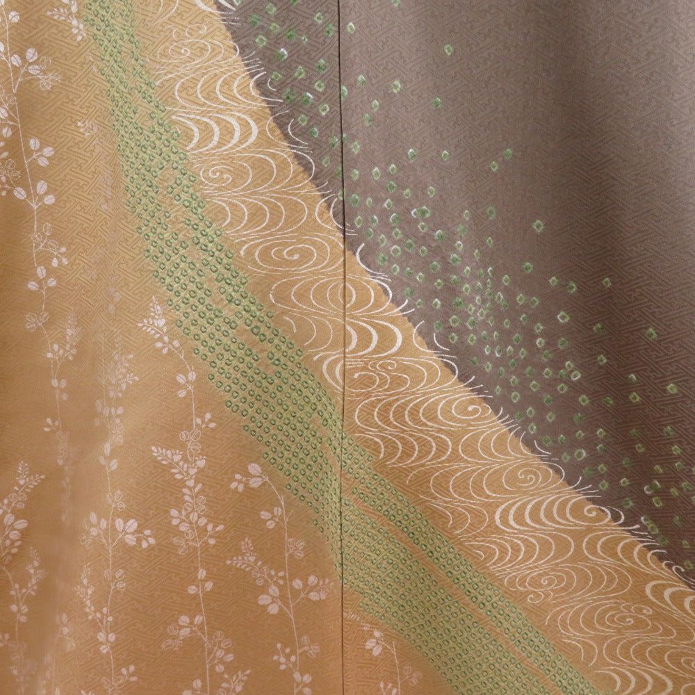 訪問着 絞り 刺繍入り 茶色x辛子色 蝶々と流水に萩紋様 一つ紋 パール