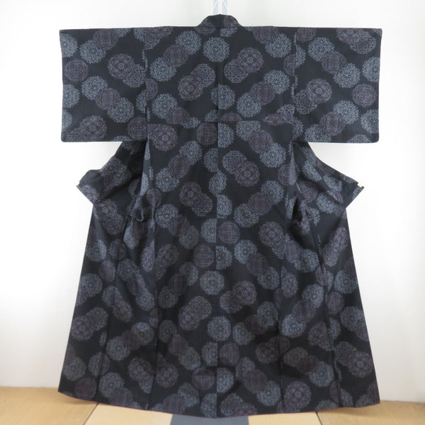 紬 着物 大島紬 華文模様 黒色ｘ薄紫色ｘ灰色 袷 広衿 正絹 裄長め 仕立て上がり着物 身丈159cm 【キモノオフ野々市若松店】 紬 着物 大島紬 華文模様 黒色x薄紫色x灰色 袷 広衿 正絹 裄長め