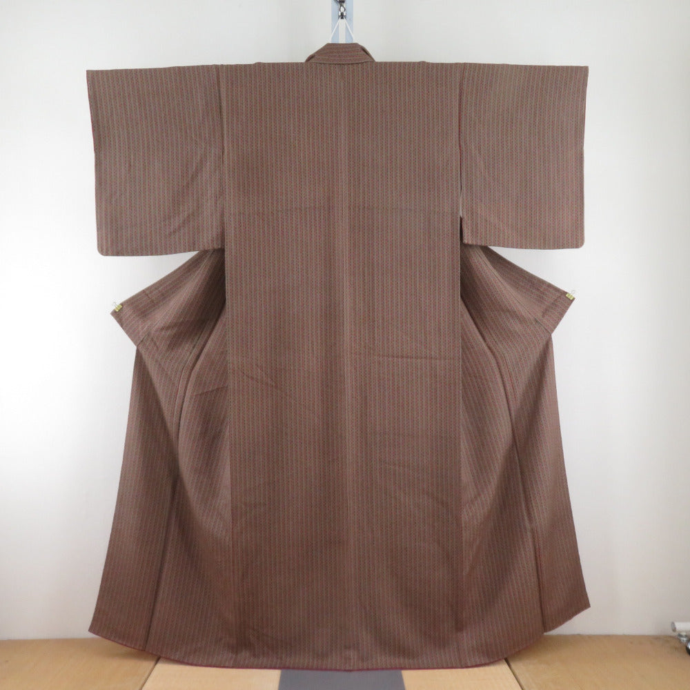 小紋 正絹 茶色x赤色 網模様 カジュアル 広衿 仕立て上がり【中古 小紋 正絹 茶色x赤色 網模様 カジュアル 広衿 仕立て上がり【中古