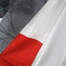 Load image into Gallery viewer, 紬 着物 花模様 灰色ｘ黒色ｘ赤色x緑色 袷 バチ衿 正絹 余り布付き 仕立て上がり着物 身丈153cm