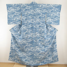 Load image into Gallery viewer, 小紋 水色ｘ薄青色 藍染 縮緬 風景に人物模様 正絹 袷 バチ衿 仕立て上がり着物 身丈154cm