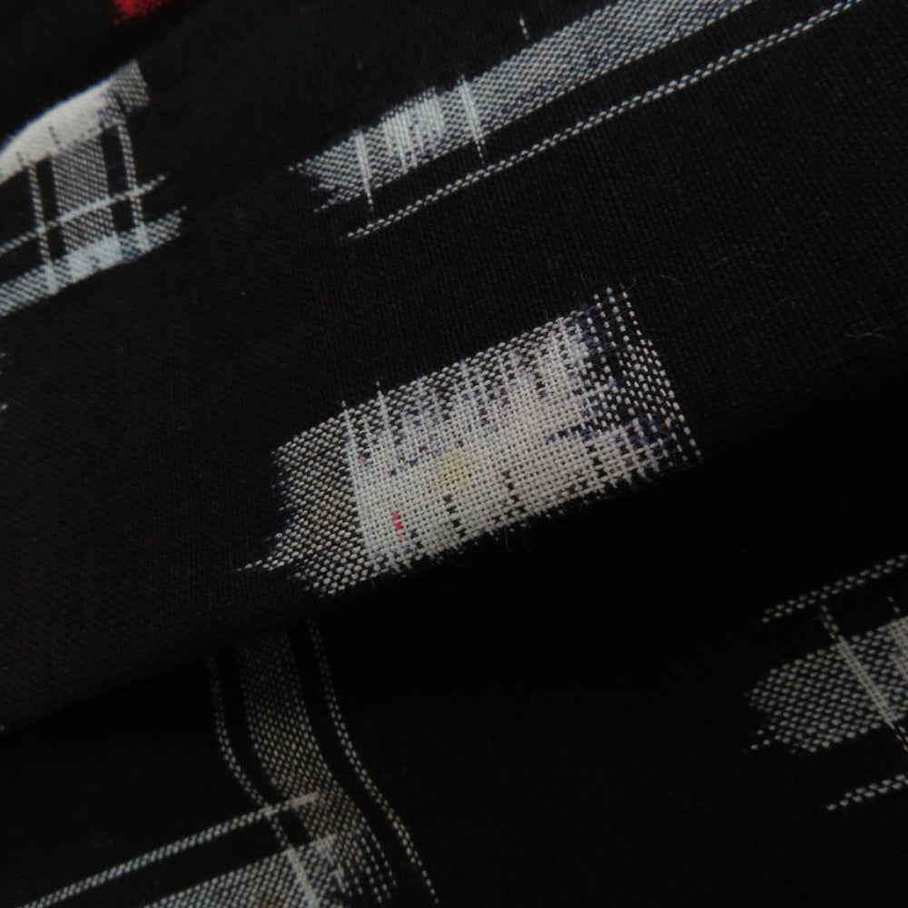 木綿着物 絣模様 単衣 バチ衿 黒色x白色x赤色 仕立て上がり着物