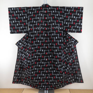 木綿着物 絣模様 単衣 バチ衿 黒色ｘ白色ｘ赤色 仕立て上がり着物 レトロ 身丈150cm