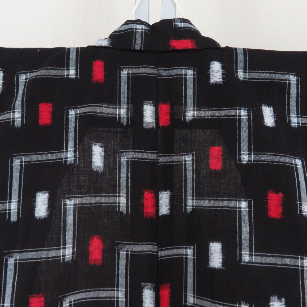 木綿着物 絣模様 単衣 バチ衿 黒色x白色x赤色 仕立て上がり着物