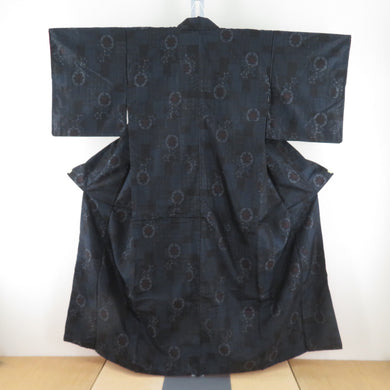 紬 着物 大島紬 花に源氏車模様 黒ｘ紺色ｘ赤色 袷 広衿 正絹 カジュアル 仕立て上がり 身丈157cm