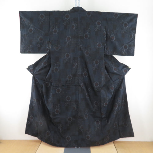 紬 着物 大島紬 花に源氏車模様 黒ｘ紺色ｘ赤色 袷 広衿 正絹 カジュアル 仕立て上がり 身丈157cm