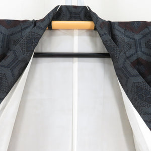 紬 着物 大島紬 黒色ｘ灰色ｘ朱色ｘ紺色 幾何学模様 バチ衿 正絹 仕立て上がり着物 身丈156.5cm