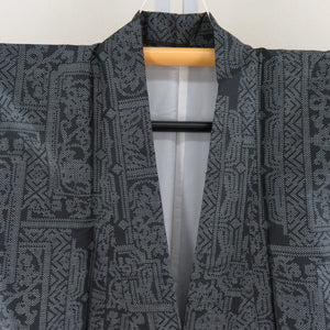 紬 着物 エスニック調模様 黒色ｘ灰色 袷 バチ衿 絹 仕立て上がり着物 身丈154cm