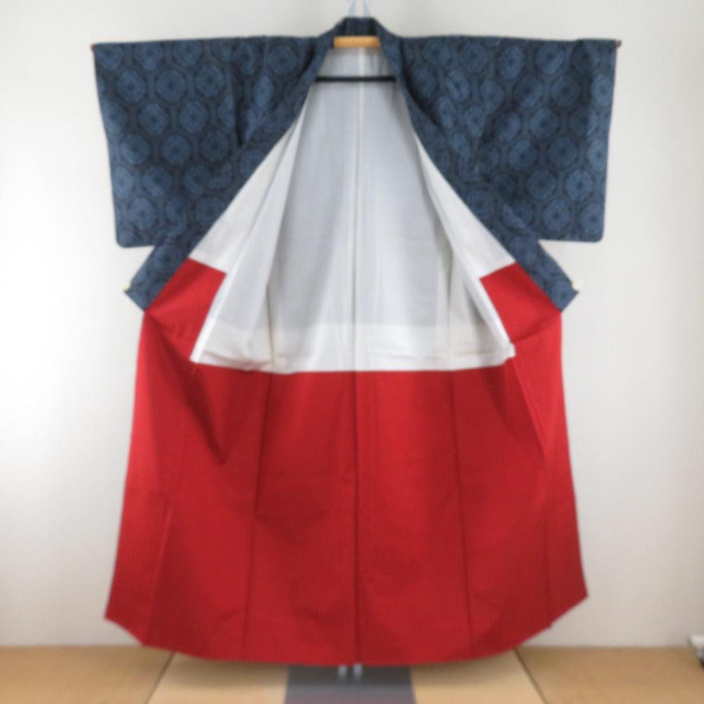 紬 着物 亀甲に花紋様 紺色x青色 袷 バチ衿 絹 仕立て上がり着物