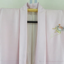 Load image into Gallery viewer, 付下げ ピンク色ｘ売る紫色ｘ金色 流水に花車文様 袷 広衿 一つ紋 木瓜紋 正絹 仕立て上がり着物 身丈159cm