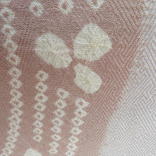 Load image into Gallery viewer, 訪問着 絞り 刺繍入り 薄小豆色ｘベージュピンク色 流水に萩模様 広衿 正絹 仕立て上がり着物 身丈158cm