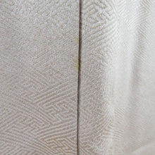 Load image into Gallery viewer, 訪問着 絞り 刺繍入り 薄小豆色ｘベージュピンク色 流水に萩模様 広衿 正絹 仕立て上がり着物 身丈158cm