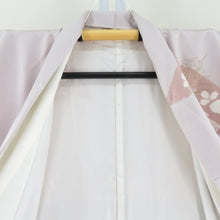 Load image into Gallery viewer, 訪問着 絞り 刺繍入り 薄小豆色ｘベージュピンク色 流水に萩模様 広衿 正絹 仕立て上がり着物 身丈158cm