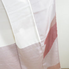 Load image into Gallery viewer, 訪問着 絞り 刺繍入り 薄小豆色ｘベージュピンク色 流水に萩模様 広衿 正絹 仕立て上がり着物 身丈158cm