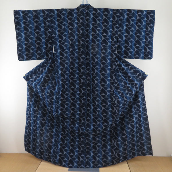 木綿着物 久留米かすり 木綿 単衣 瓦模様 バチ衿 紺色ｘ青色ｘ白色 仕立て上がり着物 身丈163cm 【キモノオフ野々市若松店】 木綿着物 久留米かすり 木綿 単衣 瓦模様 バチ衿 紺色x青色x白色