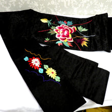 Load image into Gallery viewer, 名古屋帯 繻子 昔 アンティーク帯 昔名古屋帯 黒 多色 大花 刺繍 レトロファッション 明治・大正ロマン 地模様あり 長さ335cm