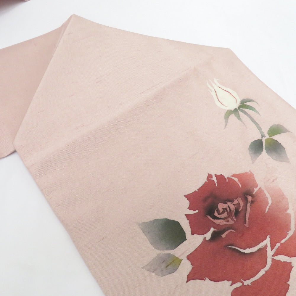 名古屋帯 正絹 紬地 薄ピンク地 薔薇柄 お太鼓柄 九寸帯 作家物 落款付 カジュアル 仕立て上がり 着物帯 バラ ばら 長さ377cm 【キモノオフ野々市若松店】 名古屋帯 正絹 紬地 薄ピンク地 薔薇柄 お太鼓柄 九寸帯 作家物 落款付