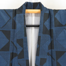 Load image into Gallery viewer, 紬 着物 市松に菱型模様 黒色ｘ紺色 袷 バチ衿 絹 仕立て上がり着物 身丈154cm