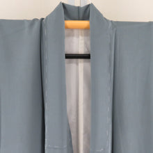 Load image into Gallery viewer, 色無地 袷 グレーブルー 一つ紋 右三階松紋 広衿 正絹 仕立て上がり 身丈164cm