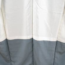 Load image into Gallery viewer, 色無地 袷 グレーブルー 一つ紋 右三階松紋 広衿 正絹 仕立て上がり 身丈164cm