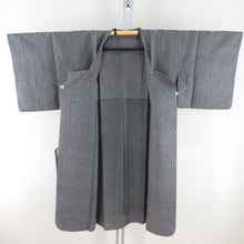 Load image into Gallery viewer, 道行 紬 グレーｘ薄ピンク 縞模様 正絹 着物コート 和装用 ちりよけ 身丈120cm