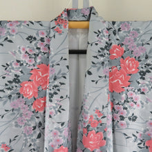 Load image into Gallery viewer, 小紋 ポリエステル 袷 グレーｘサーモンピンクｘ薄紫 小花に薔薇模様 地文入り 広衿 仕立て上がり 身丈158cm