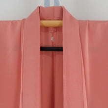 画像をギャラリービューアに読み込む, 夏着物 色無地 絽 広衿 正絹 サーモンピンク 一つ紋 蔦紋 夏用 仕立て上がり 身丈157cm