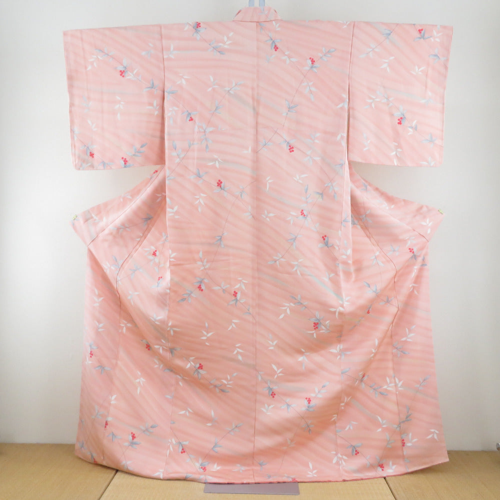 小紋 袷 サーモンピンクｘ灰色 南天模様 正絹 広衿 仕立て上がり着物 身丈168cm 【キモノオフ野々市若松店】 小紋 袷 サーモンピンクx灰色 南天模様 正絹 広衿 仕立て上がり着物