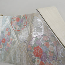 Load image into Gallery viewer, 袋帯 九百佐賀錦 花ごよみ都乃宴 銀糸 雪輪に花々など シルバー系  銀色ｘ薄インク色ｘ多色  正絹 仕立て上がり 長さ448cm