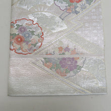 Load image into Gallery viewer, 袋帯 九百佐賀錦 花ごよみ都乃宴 銀糸 雪輪に花々など シルバー系  銀色ｘ薄インク色ｘ多色  正絹 仕立て上がり 長さ448cm