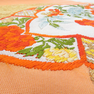 名古屋帯 正絹 ライトオレンジｘ多色 刺繍入り 金糸 お太鼓柄 華文紋様 仕立て上がり 着物帯 長さ369cm