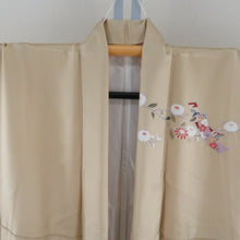 Load image into Gallery viewer, 訪問着 薄黄色ｘ白色 菊に短冊紋様 ぼかし染め 地紋入り 広衿 正絹 仕立て上がり着物 身丈165cm