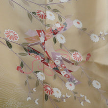 Load image into Gallery viewer, 訪問着 薄黄色ｘ白色 菊に短冊紋様 ぼかし染め 地紋入り 広衿 正絹 仕立て上がり着物 身丈165cm