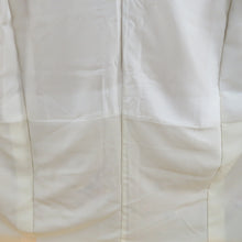 Load image into Gallery viewer, 訪問着 薄黄色ｘ白色 菊に短冊紋様 ぼかし染め 地紋入り 広衿 正絹 仕立て上がり着物 身丈165cm