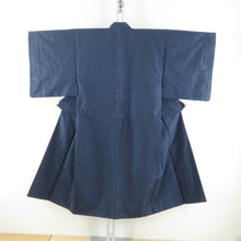 Load image into Gallery viewer, 男着物 紬 アンサンブル 袷 黒色ｘ紺色 正絹 男性用きもの 羽織 セット 神社風景模様 メンズ 仕立て上がり 和服 男物 カジュアル 身丈133cm