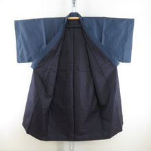 Load image into Gallery viewer, 男着物 紬 アンサンブル 袷 黒色ｘ紺色 正絹 男性用きもの 羽織 セット 神社風景模様 メンズ 仕立て上がり 和服 男物 カジュアル 身丈133cm