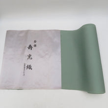 画像をギャラリービューアに読み込む, 反物 色無地反物 堅牢染 寿光織 正絹 絹100％ 共八掛付 草色 グリーン 地紋入り 未仕立て 生地 和裁練習  長さ1230cm