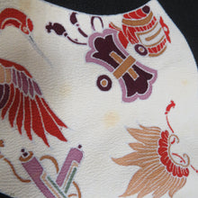 Load image into Gallery viewer, 黒留袖 飛び鶴文様 五三桐紋 正絹 刺繍入り 落款入り 比翼 刺繍入り 袷 広衿 礼装着物 フォーマル 仕立て上がり 身丈159cm