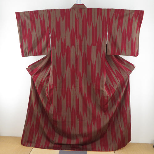 MK-1423 小紋 洗える着物 宝尽くし 霞模様 深赤色 縮緬 しつけ糸 小紋｜KIMONO・OFF キモノオフ【公式】きもの通販サイト