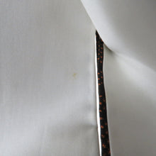 Load image into Gallery viewer, 紬 着物 大島紬 扇子模様 黒色ｘオレンジ色 袷 バチ衿 絹 仕立て上がり着物 身丈157cm