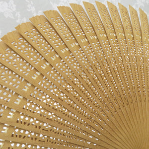 和小物 扇子 白檀扇子 透かし彫り 軸長さ20cm 扇子入れ箱付き