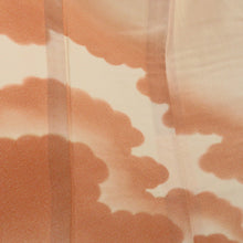 画像をギャラリービューアに読み込む, 付下げ 単衣 紋無し ぼかし染め サーモンピンク色ｘオレンジ色 雲取り紋様 バチ衿 正絹 仕立て上がり着物 身丈160cm