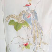 Load image into Gallery viewer, 付下げ 昭和レトロ 刺繍入り クリーム色ｘゴールドｘグリーン 雲に尾長鳥紋様 広衿 正絹 仕立て上がり着物 身丈152cm