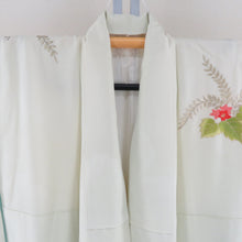 Load image into Gallery viewer, 付下げ 昭和レトロ 刺繍入り クリーム色ｘゴールドｘグリーン 雲に尾長鳥紋様 広衿 正絹 仕立て上がり着物 身丈152cm