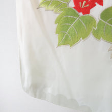 Load image into Gallery viewer, 付下げ 昭和レトロ 刺繍入り クリーム色ｘゴールドｘグリーン 雲に尾長鳥紋様 広衿 正絹 仕立て上がり着物 身丈152cm